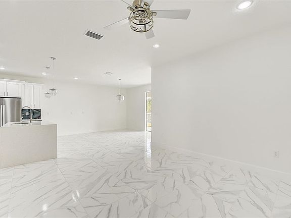 4th image of 3889 Walker Rd