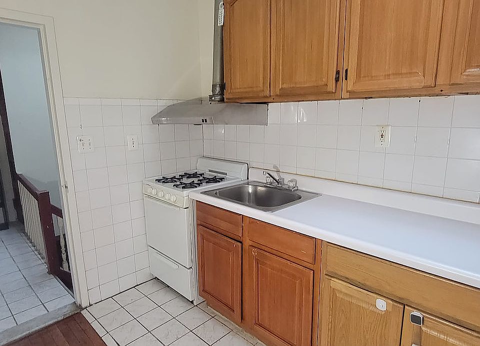 2nd image of 1448 36th St Floor 2