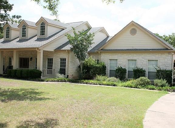 3rd image of 173 Lois Ln