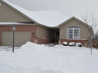 2632 W Stonehenge Ct, Peoria, IL 61615