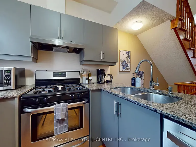 1376 Eglinton Ave W — Photo 10