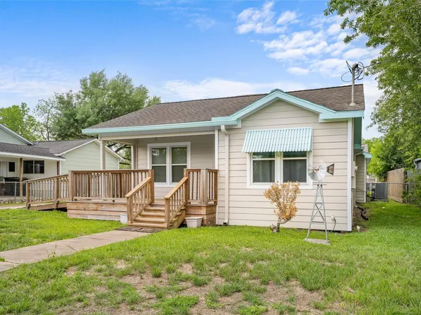 405 N College St, Weimar, TX 78962