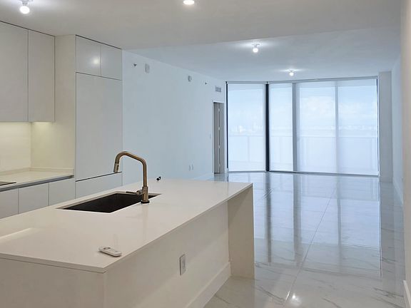 4th image of 700 NE 24th St Unit 3803
