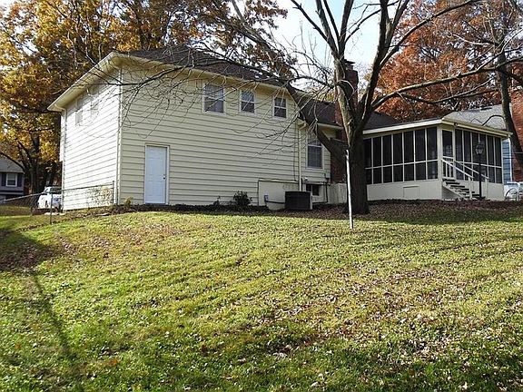 2nd image of 10608 W 92nd Pl