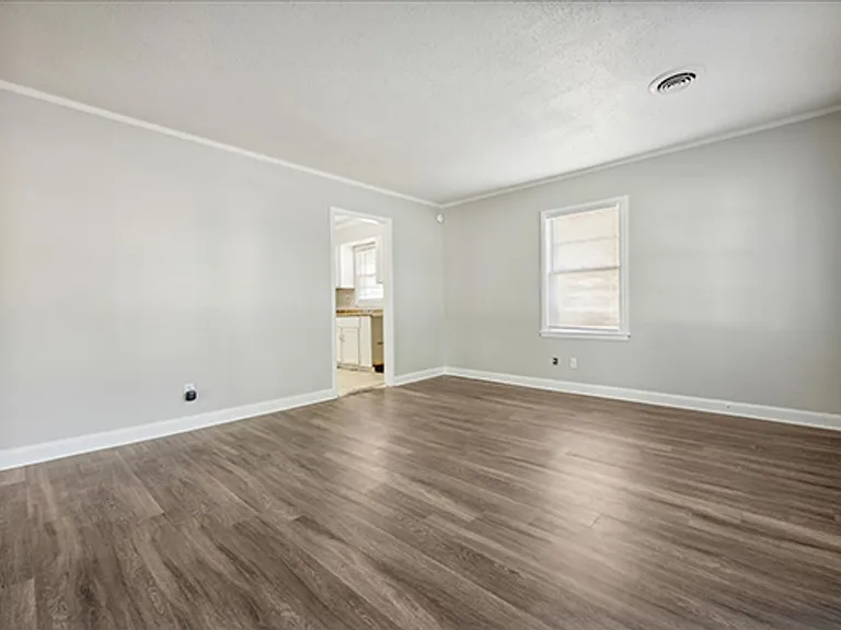 2048 Whitney Ave — Photo 9