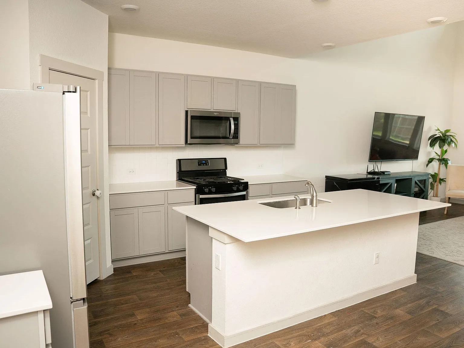 4 bed, 3.0 bath, 2588 sqft, $2,350 — Photo 3