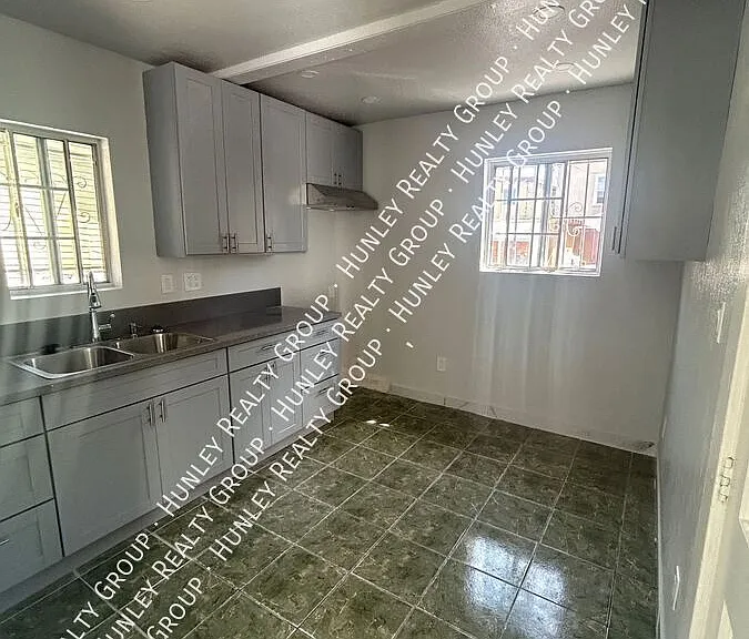1376 Gaviota Ave — Photo 3