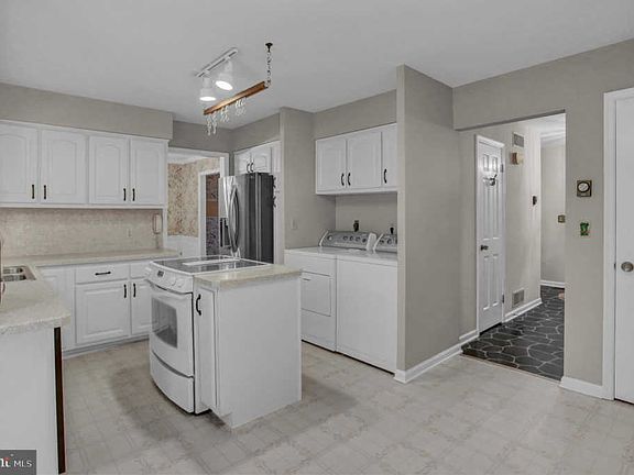 5th image of 2221 Bradley Dr