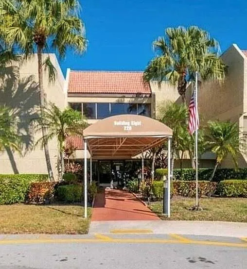 2 bed, 2.0 bath, 956 sqft, $2,200 — Photo 2