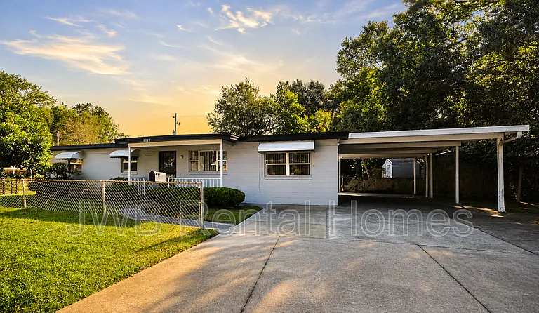2319 Almeda St — Photo 1