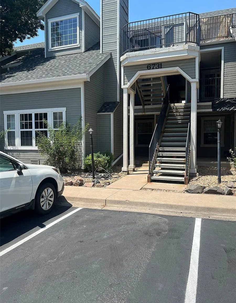 2 bed, 1.0 bath, 996 sqft, $1,795 — Photo 1