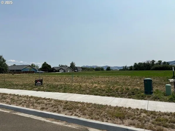 10601 Jeff Ln, La Grande, OR 97850