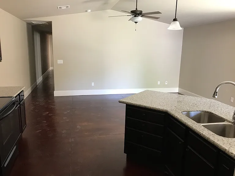540 N Doris St — Photo 3