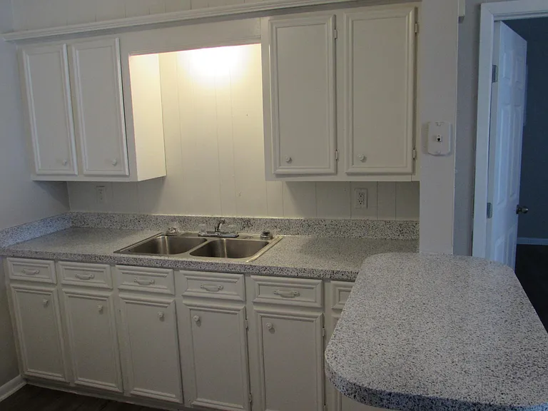 Kenwood Heights Apartments — Photo 16