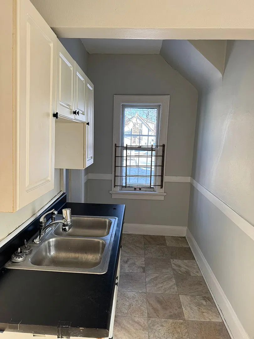 Updated 3-bedroom single family house available NOW! — Photo 4