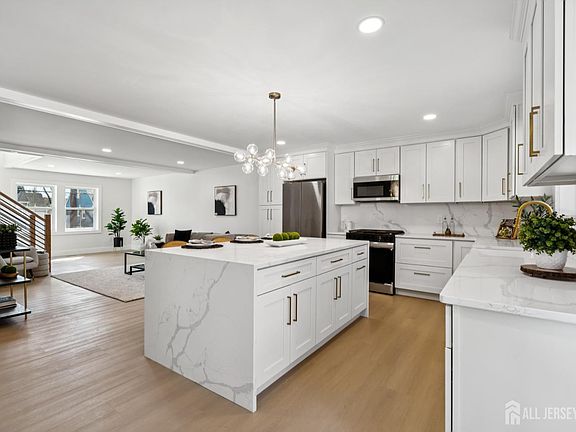 5th image of 662 Summit Rd