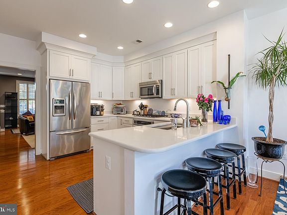 4th image of 926 N Columbus St