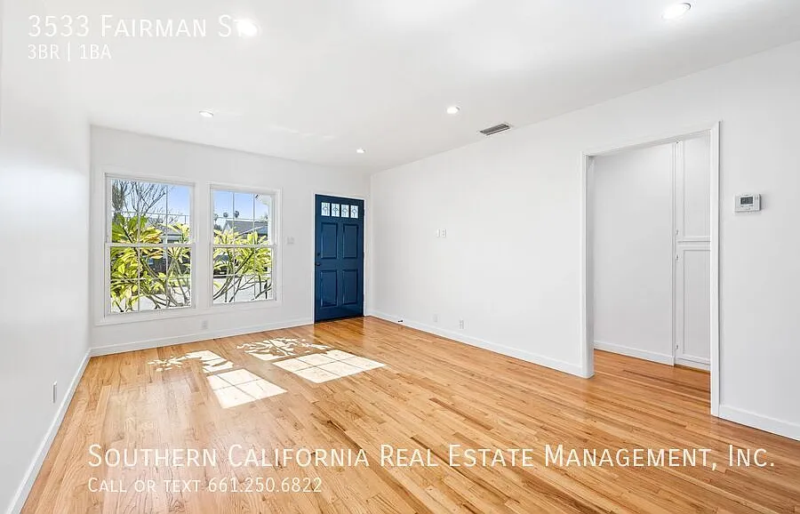 Three Bedroom Single Story Home in Lakewood — Photo 4