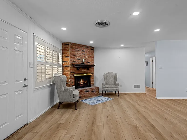 3700 Fairmont Dr — Photo 6