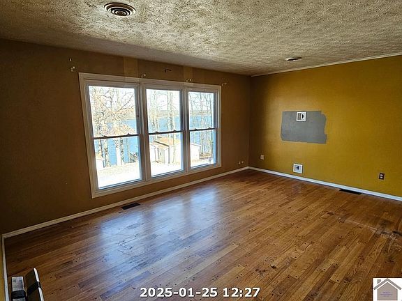 3rd image of 90 Hickory Hill Ln