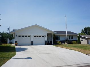 1614 10th St SW, Minot, ND 58701