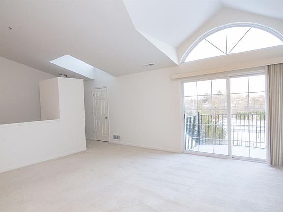 5th image of 118 W Oakbrook Dr