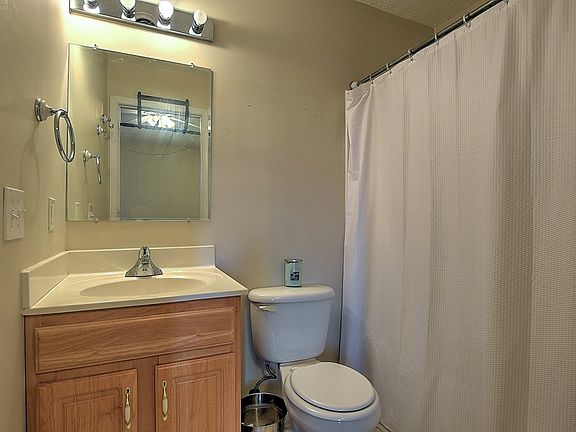 4th image of 580 Beaverview Dr