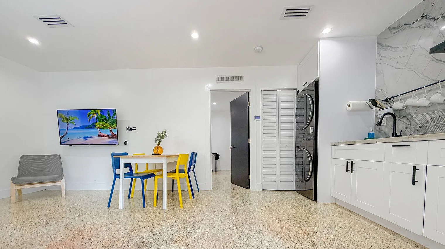 1 bed, 1.0 bath, 699 sqft, $2,643 — Photo 2