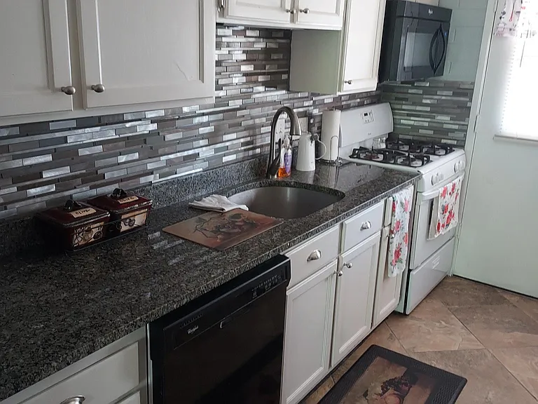 138 S La Canada Dr #D — Photo 2