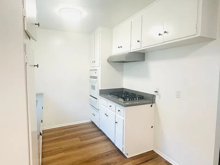 2120 N Ventura Rd — Photo 2