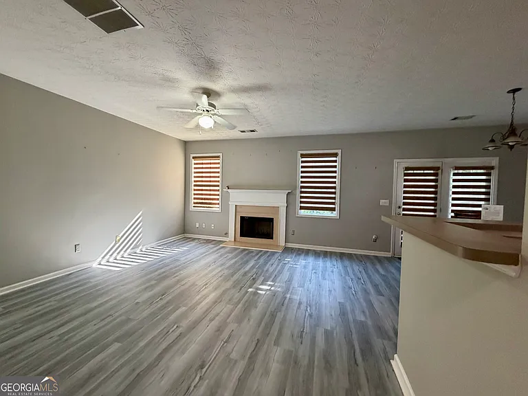 1977 Longmont Dr — Photo 2