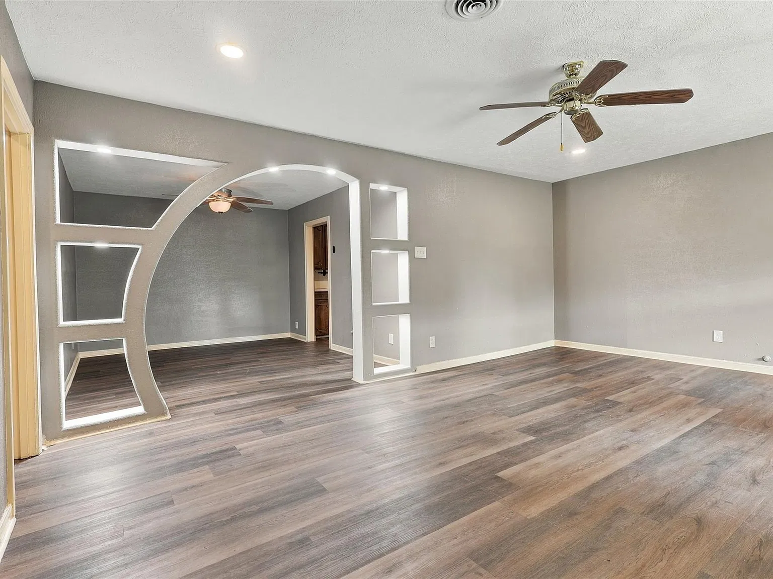 2 bed, 2.0 bath, 1905 sqft, $1,800 — Photo 2