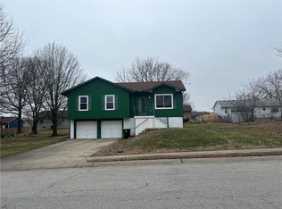 606 Younger Dr, Harrisonville, MO 64701