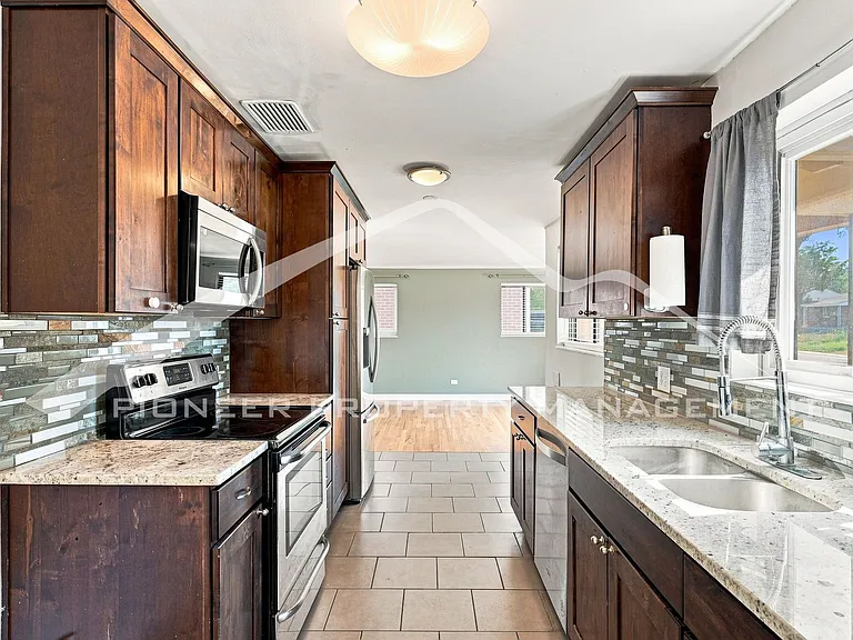 3270 Newport St — Photo 7