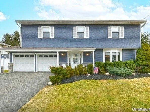 11 Sandra Drive, Smithtown, NY 11788