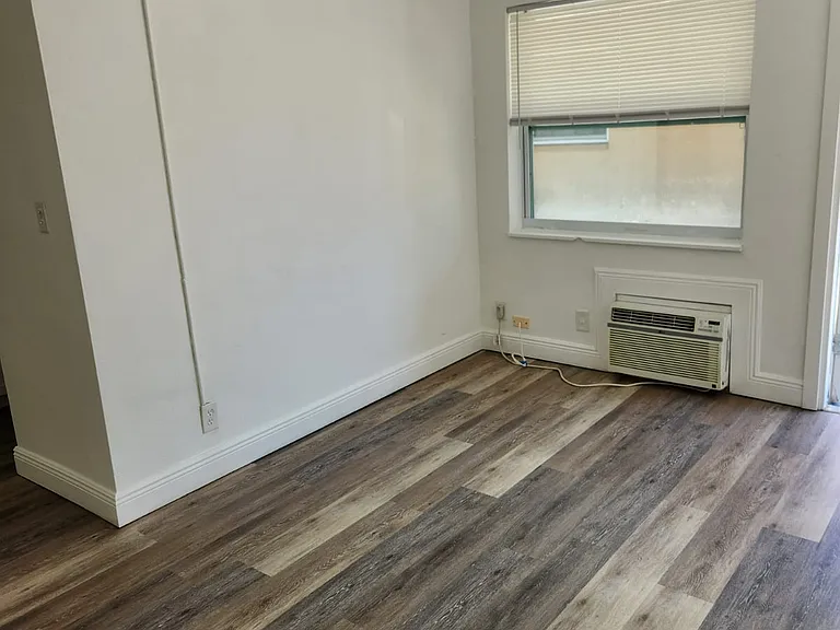 313 SE 10th Ave #3 — Photo 6