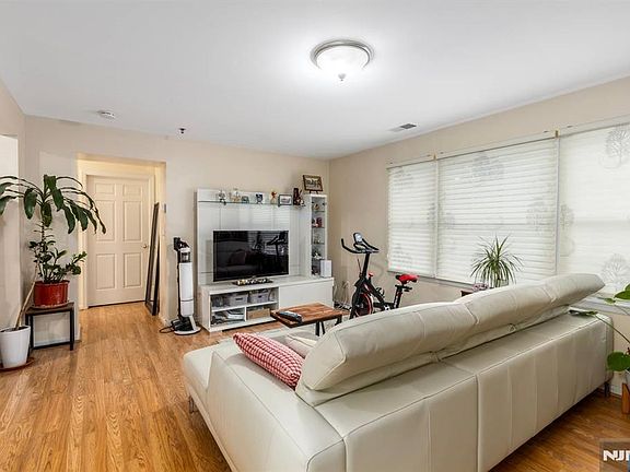 4th image of 428 Grand Ave APT 2C