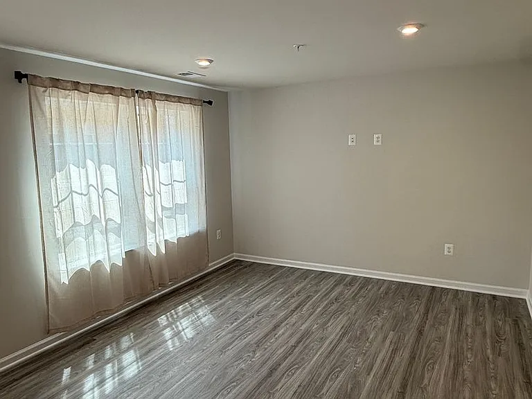 1915 Barolo Blvd — Photo 27