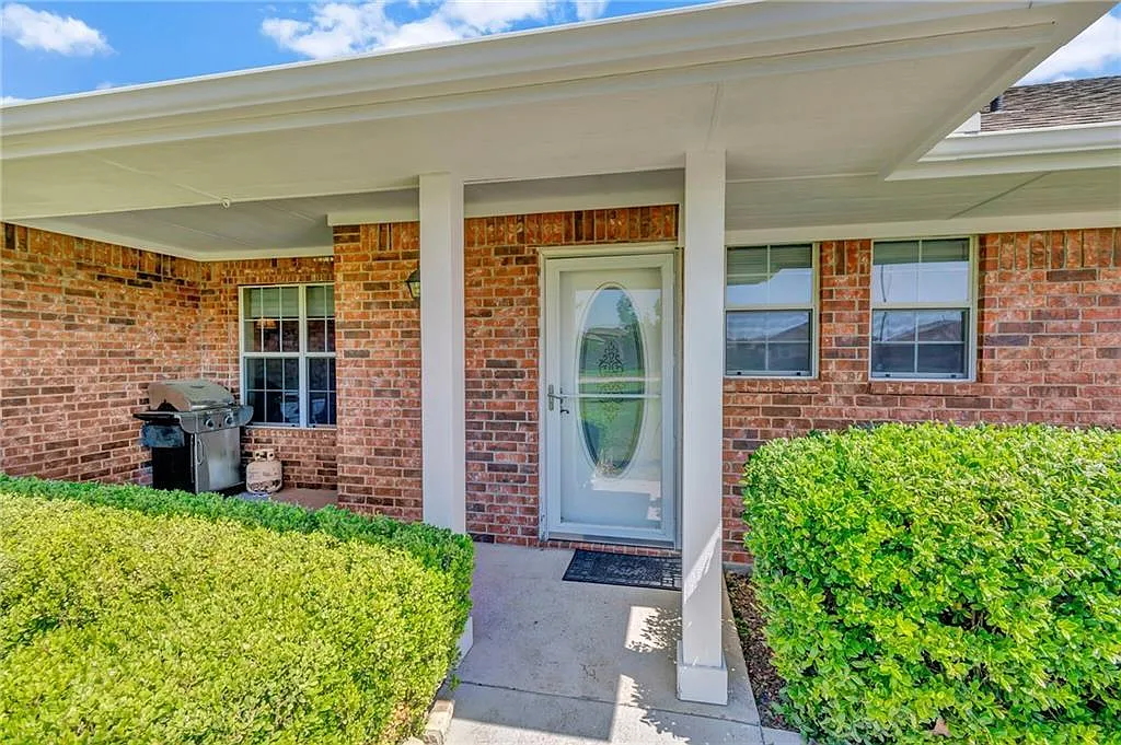 3 bed, 2.5 bath, 1660 sqft, $2,300 — Photo 1