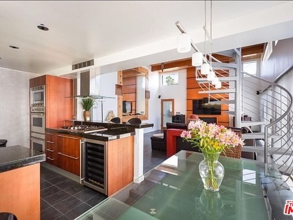 3rd image of 40 S Venice Blvd #3