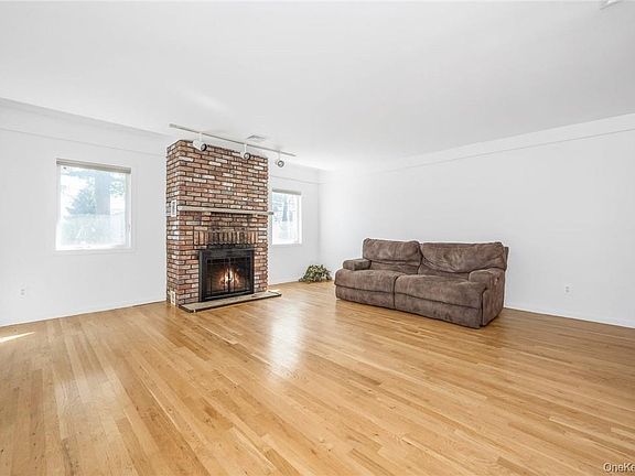 4th image of 178D Edgewater Park #D