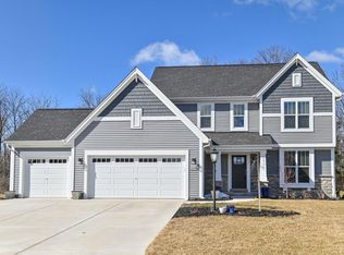 W224N4535 Seven Oaks Dr, Pewaukee, WI 53072