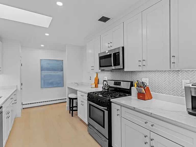 93 Riverside Dr — Photo 18