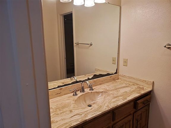 4th image of 101 Oakwood Ln