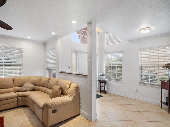 4th image of 2116 SE Wild Meadow Cir #105