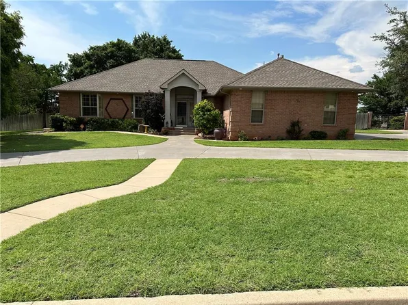 2325 Sunset Dr, Clinton, OK 73601