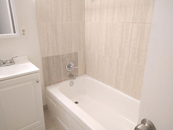 4th image of 889 N Laurel Ave APT K