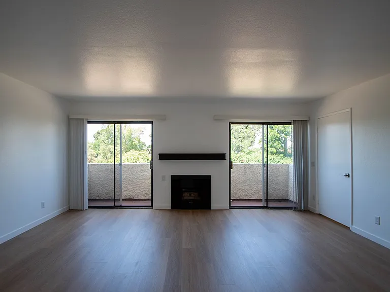 12352 — Photo 2