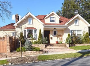4020 249th St, Little Neck, NY 11363