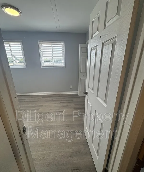 260 Lansdowne St W